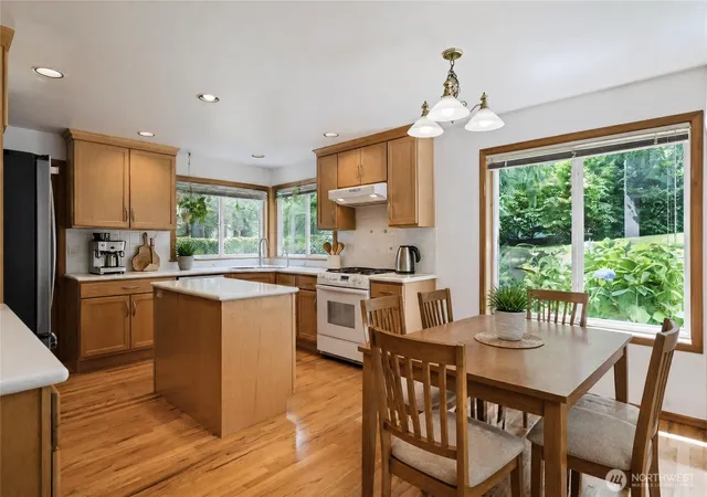 Photo 4 of Single family home for sale at 419 212th Avenue NE, Sammamish, WA 98074 | MLS# NWM2544334 | Listing updated on 2026-09-29