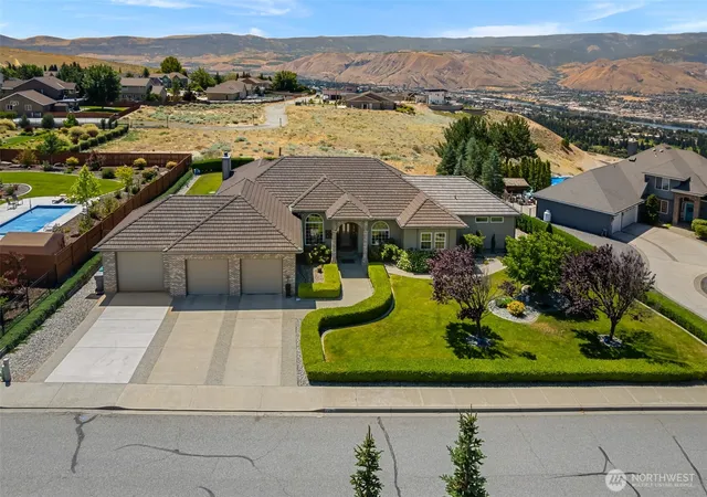 Photo 1 of Single family home for sale at 2286 Grand Ave, East Wenatchee, WA 98802 | MLS# NWM2544344 | Listing updated on 2026-09-30