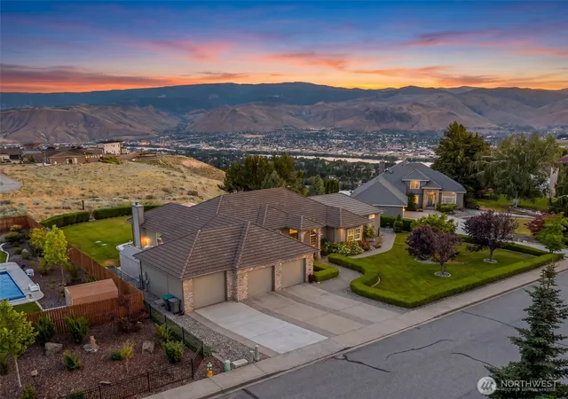 Photo 3 of Single family home for sale at 2286 Grand Ave, East Wenatchee, WA 98802 | MLS# NWM2544344 | Listing updated on 2026-09-30