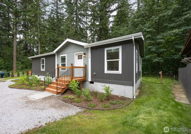 Photo 3 of Manufactured home for sale at 8528 Juniper Pl, Maple Falls, WA 98266 | MLS# NWM2544442 | Listing updated on 2026-10-01