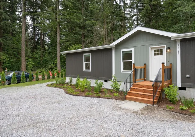 Photo 3 of Manufactured home for sale at 8528 Juniper Pl, Maple Falls, WA 98266 | MLS# NWM2544442 | Listing updated on 2026-10-01