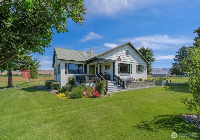 Photo 2 of Single family home for sale at 2735 4th Street, East Wenatchee, WA 98802 | MLS# NWM2544457 | Listing updated on 2026-09-22