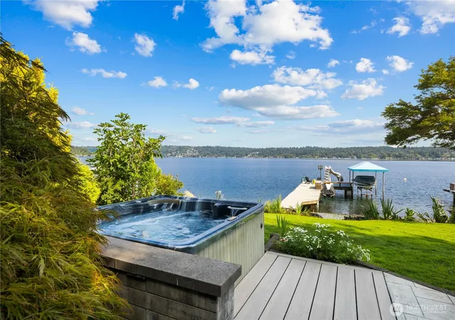 Photo 2 of Single family home for sale at 528 W Lake Sammamish Pkwy Se, Bellevue, WA 98008 | MLS# NWM2544530 | Listing updated on 2026-10-01