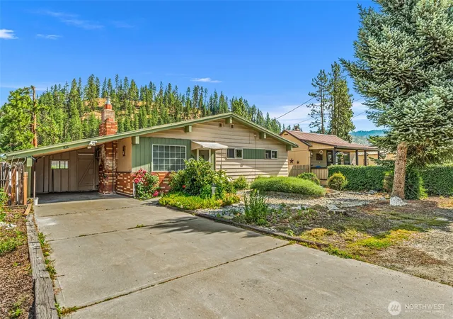 Photo 1 of Single family home for sale at 826 Pine St, Leavenworth, WA 98826 | MLS# NWM2544589 | Listing updated on 2026-09-28