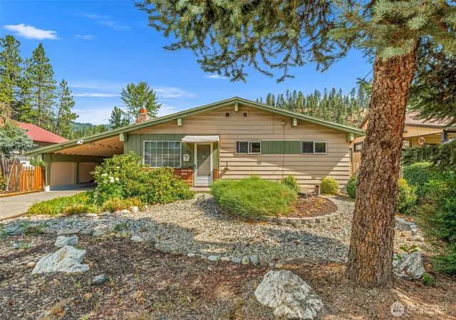 Photo 2 of Single family home for sale at 826 Pine St, Leavenworth, WA 98826 | MLS# NWM2544589 | Listing updated on 2026-09-28