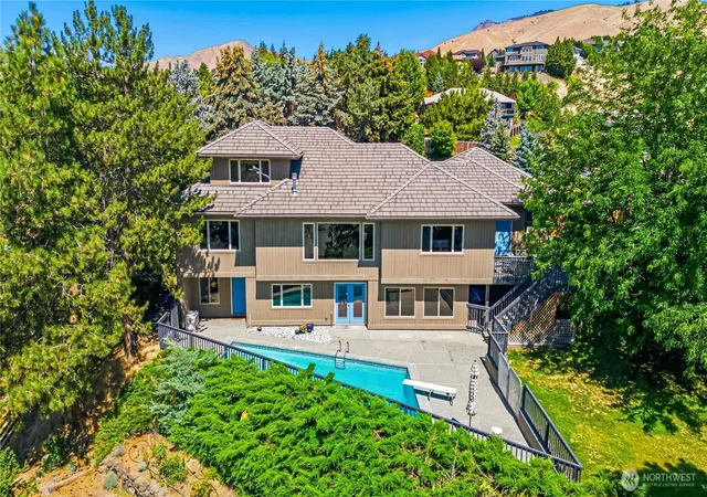 Photo 2 of Sale Pending at 323 Stoneybrook Ln, Wenatchee, WA 98801 | MLS# NWM2544597 | Listing updated on 2026-10-01