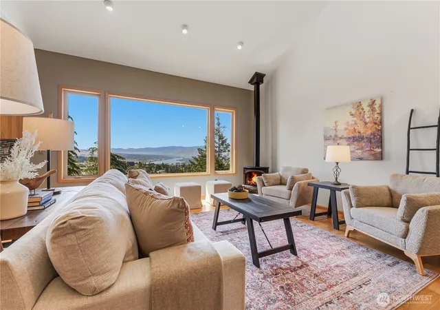 Photo 4 of Sale Pending at 323 Stoneybrook Ln, Wenatchee, WA 98801 | MLS# NWM2544597 | Listing updated on 2026-10-01