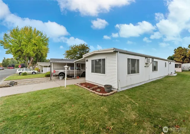 Photo 3 of Manufactured home for sale at 1031 Se Scenic View Dr, College Place, WA 99324 | MLS# NWM2544900 | Listing updated on 2026-09-22