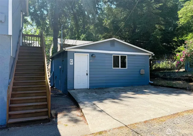 Photo 4 of Multi family home for sale at 133 N Marion St, Bremerton, WA 98312 | MLS# NWM2544918 | Listing updated on 2026-09-22