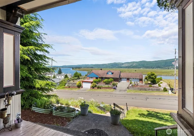 Photo 4 of Single family home for sale at 714 W 1st Street, South Bend, WA 98586 | MLS# NWM2545060 | Listing updated on 2026-09-22