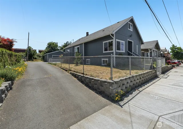 Photo 1 of Single family home for sale at 806 4th Street Se, Auburn, WA 98002 | MLS# NWM2545072 | Listing updated on 2026-10-26