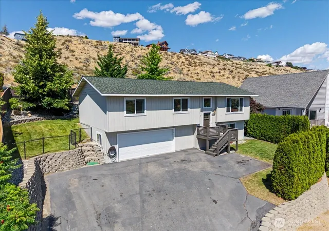 Photo 3 of Sale Pending at 215 San Remo Ln, Chelan, WA 98816 | MLS# NWM2545202 | Listing updated on 2026-09-24