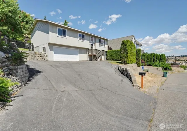 Photo 3 of Sale Pending at 215 San Remo Ln, Chelan, WA 98816 | MLS# NWM2545202 | Listing updated on 2026-09-24