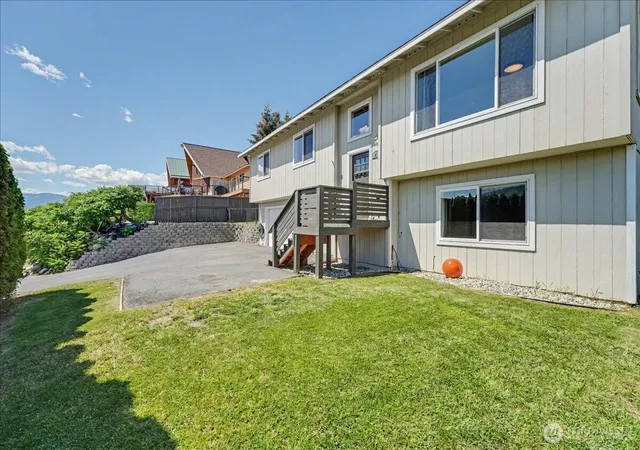 Photo 4 of Sale Pending at 215 San Remo Ln, Chelan, WA 98816 | MLS# NWM2545202 | Listing updated on 2026-09-24