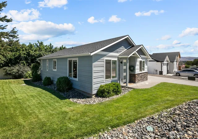 Photo 3 of Sale Pending at 576 Sebastian Way, Wenatchee, WA 98801 | MLS# NWM2545252 | Listing updated on 2026-09-25