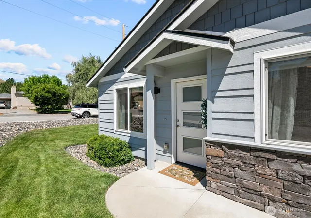 Photo 4 of Sale Pending at 576 Sebastian Way, Wenatchee, WA 98801 | MLS# NWM2545252 | Listing updated on 2026-09-25
