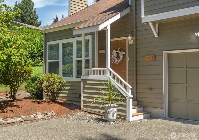 Photo 2 of Townhouse for sale at 1524 Marine Dr, Bremerton, WA 98312 | MLS# NWM2545268 | Listing updated on 2026-09-22