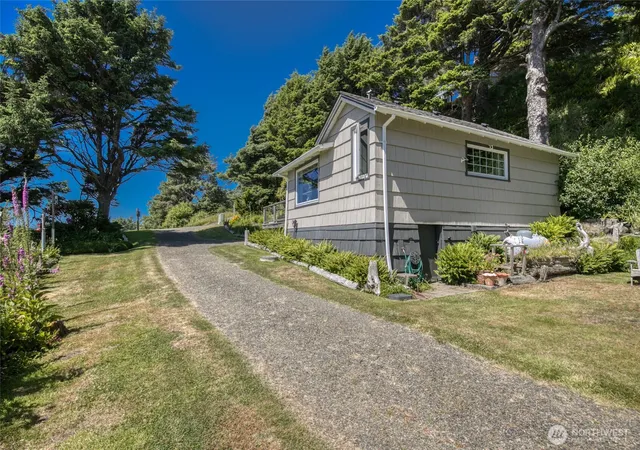 Photo 4 of Sale Pending at 17 Sunset St, Moclips, WA 98562 | MLS# NWM2545274 | Listing updated on 2026-09-25