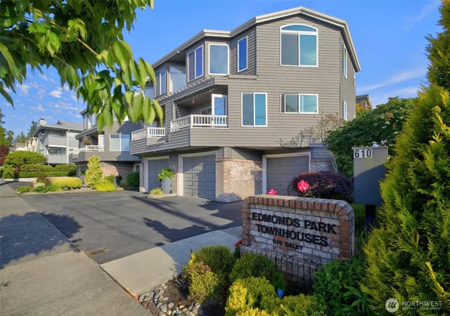 Photo 3 of Townhouse for sale at 610 Daley St #E, Edmonds, WA 98020 | MLS# NWM2545433 | Listing updated on 2026-09-30