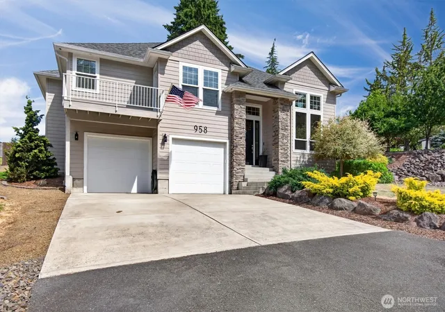 Photo 1 of Sale Pending at 958 Cascade Dr, Longview, WA 98632 | MLS# NWM2545485 | Listing updated on 2026-09-25