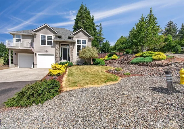 Photo 3 of Sale Pending at 958 Cascade Dr, Longview, WA 98632 | MLS# NWM2545485 | Listing updated on 2026-09-25