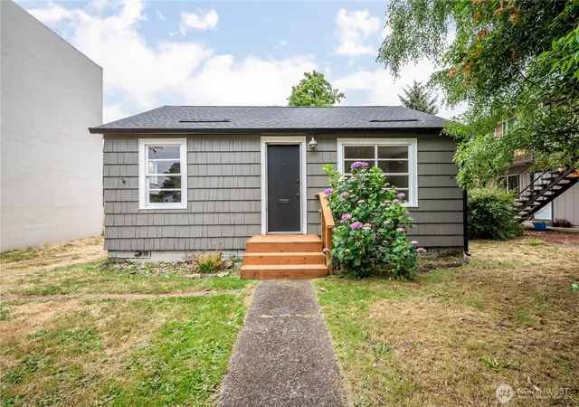 Photo 2 of Townhouse for sale at 1158 10th Avenue, Longview, WA 98632 | MLS# NWM2545491 | Listing updated on 2026-09-22