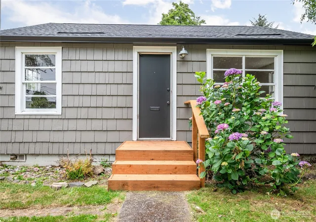 Photo 3 of Townhouse for sale at 1158 10th Avenue, Longview, WA 98632 | MLS# NWM2545491 | Listing updated on 2026-09-22