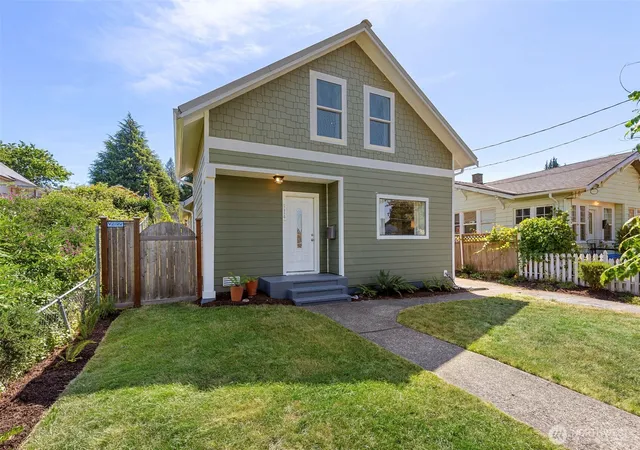 Photo 2 of Single family home for sale at 914 Mckenzie Ave, Bremerton, WA 98337 | MLS# NWM2545517 | Listing updated on 2026-10-01