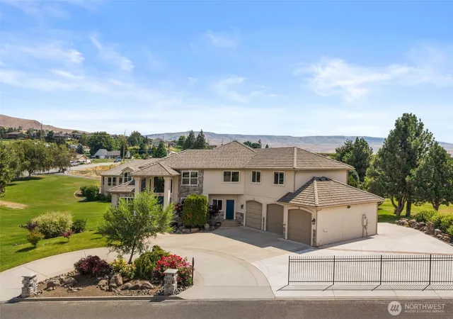 Photo 3 of Single family home for sale at 3675 Westridge Pl, Wenatchee, WA 98801 | MLS# NWM2545535 | Listing updated on 2026-10-01