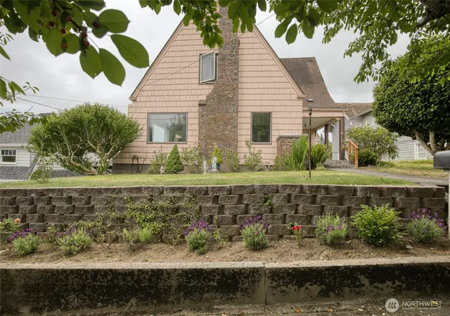 Photo 2 of Single family home for sale at 911 N Thornton St, Aberdeen, WA 98520 | MLS# NWM2545607 | Listing updated on 2026-09-28