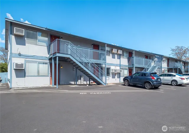 Photo 4 of Sale Pending at 1800 Evergreen St, Walla Walla, WA 99362 | MLS# NWM2545681 | Listing updated on 2026-09-25
