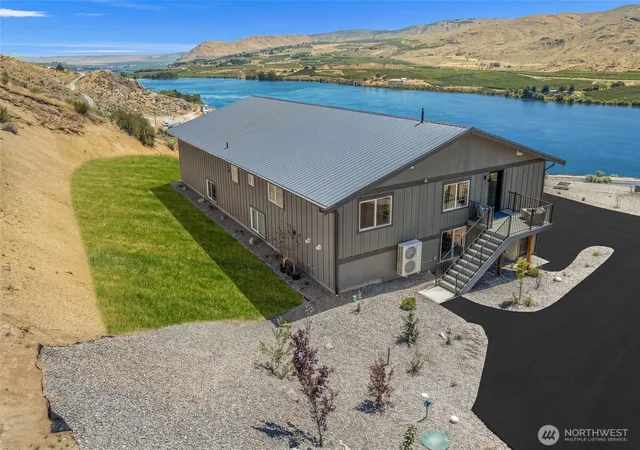 Photo 3 of Single family home for sale at 42 Osprey Nest Rd, Pateros, WA 98846 | MLS# NWM2545820 | Listing updated on 2026-09-30