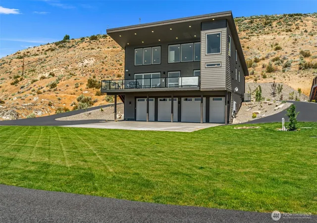 Photo 3 of Single family home for sale at 44 Osprey Nest Rd, Pateros, WA 98846 | MLS# NWM2545827 | Listing updated on 2026-09-26