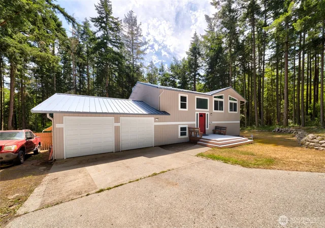 Photo 1 of Single family home for sale at 1074 N Estate Ln, Oak Harbor, WA 98277 | MLS# NWM2545878 | Listing updated on 2026-10-03