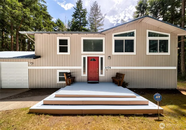 Photo 2 of Single family home for sale at 1074 N Estate Ln, Oak Harbor, WA 98277 | MLS# NWM2545878 | Listing updated on 2026-10-03