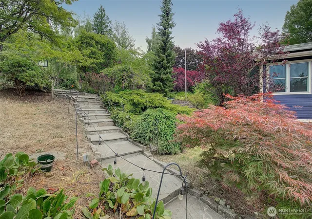 Photo 2 of Sale Pending at 11546 84th Avenue Ne, Kirkland, WA 98034 | MLS# NWM2546109 | Listing updated on 2026-09-21