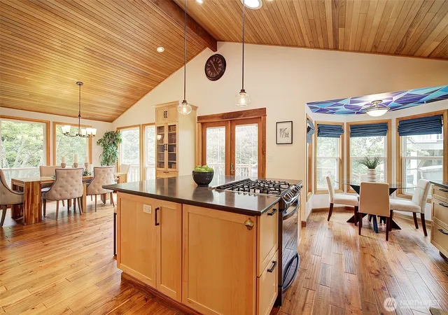 Photo 3 of Sale Pending at 11546 84th Avenue Ne, Kirkland, WA 98034 | MLS# NWM2546109 | Listing updated on 2026-09-21