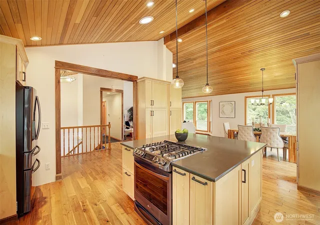 Photo 4 of Sale Pending at 11546 84th Avenue NE, Kirkland, WA 98034 | MLS# NWM2546109 | Listing updated on 2026-09-21