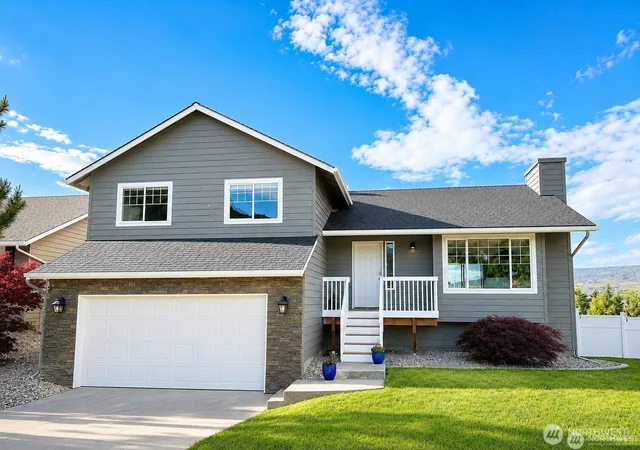 Photo 1 of Single family home for sale at 576 Saddle Rock Loop, Wenatchee, WA 98801 | MLS# NWM2546151 | Listing updated on 2026-09-30