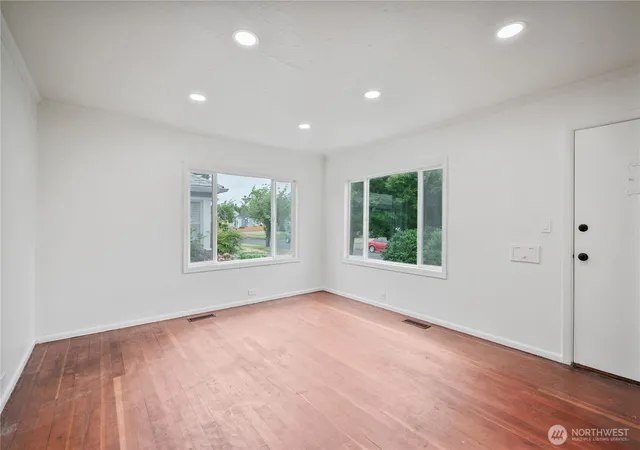 Photo 4 of Sale Pending at 527 24th Avenue, Longview, WA 98632 | MLS# NWM2546204 | Listing updated on 2026-09-23