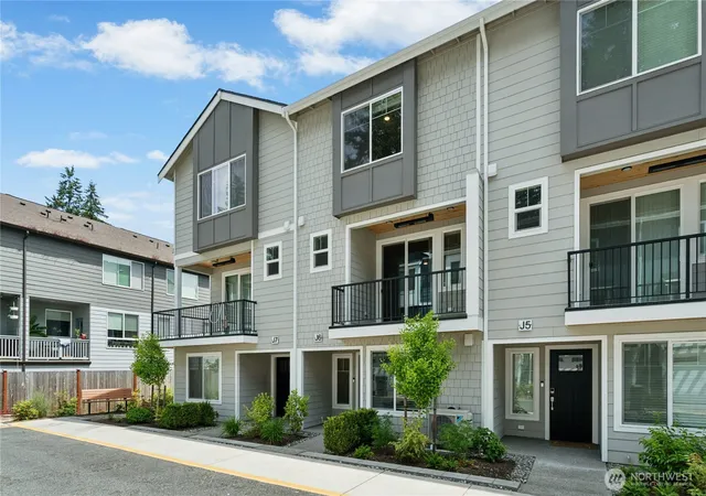 Photo 2 of Townhouse for sale at 13730 Manor Way #J6, Lynnwood, WA 98087 | MLS# NWM2546229 | Listing updated on 2026-09-29
