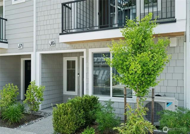 Photo 3 of Townhouse for sale at 13730 Manor Way #J6, Lynnwood, WA 98087 | MLS# NWM2546229 | Listing updated on 2026-09-29