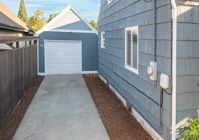 Photo 4 of Single family home for sale at 1204 4th Avenue SE, Puyallup, WA 98372 | MLS# NWM2546237 | Listing updated on 2026-09-22