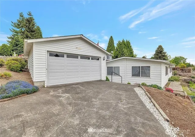 Photo 2 of Manufactured home for sale at 17044 Woodcrest Dr Ne, Bothell, WA 98011 | MLS# NWM2546368 | Listing updated on 2026-10-02