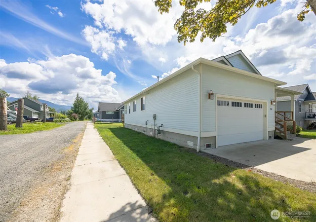 Photo 2 of Single family home for sale at 533 2nd Street, Sumas, WA 98295 | MLS# NWM2546373 | Listing updated on 2026-09-25