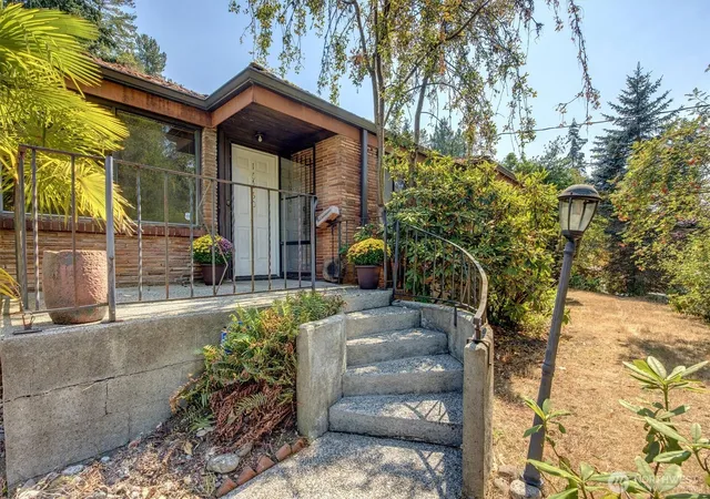 Photo 3 of Sale Pending at 16260 14th Ave Ne, Shoreline, WA 98155 | MLS# NWM2546376 | Listing updated on 2026-08-28
