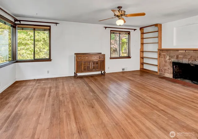 Photo 4 of Sale Pending at 16260 14Th Ave Ne, Shoreline, WA 98155 | MLS# NWM2546376 | Listing updated on 2026-08-28
