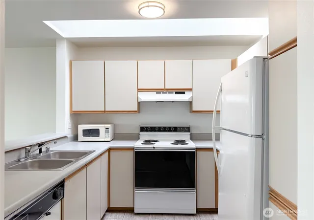 Photo 3 of Condo for sale at 124 Southwest 154th St #302, Burien, WA 98166 | MLS# NWM2546377 | Listing updated on 2026-09-22