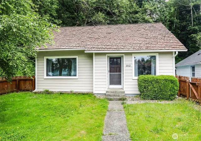 Photo 2 of Single family home for sale at 1312 E Summit St, Aberdeen, WA 98520 | MLS# NWM2546424 | Listing updated on 2026-09-22
