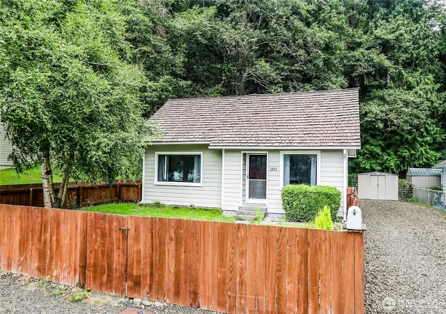Photo 3 of Single family home for sale at 1312 E Summit St, Aberdeen, WA 98520 | MLS# NWM2546424 | Listing updated on 2026-09-22